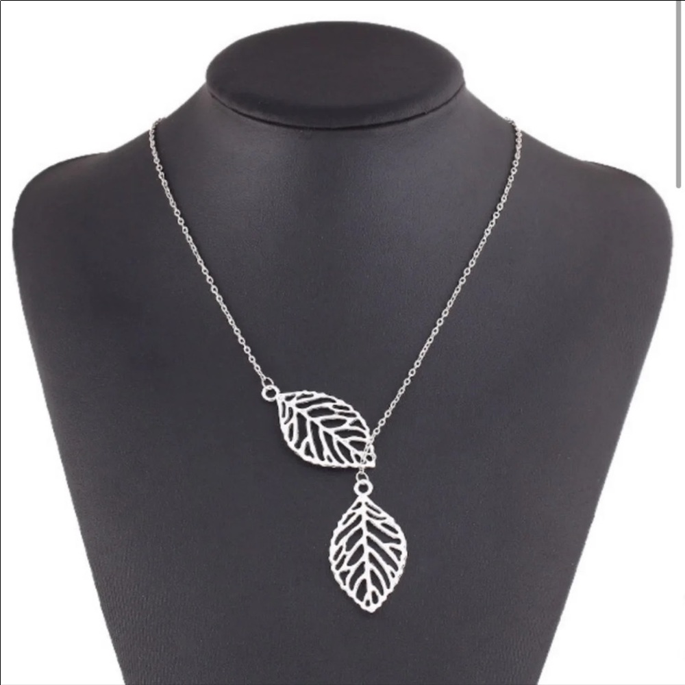 NWT Double Leaf Delicate Necklace Silver